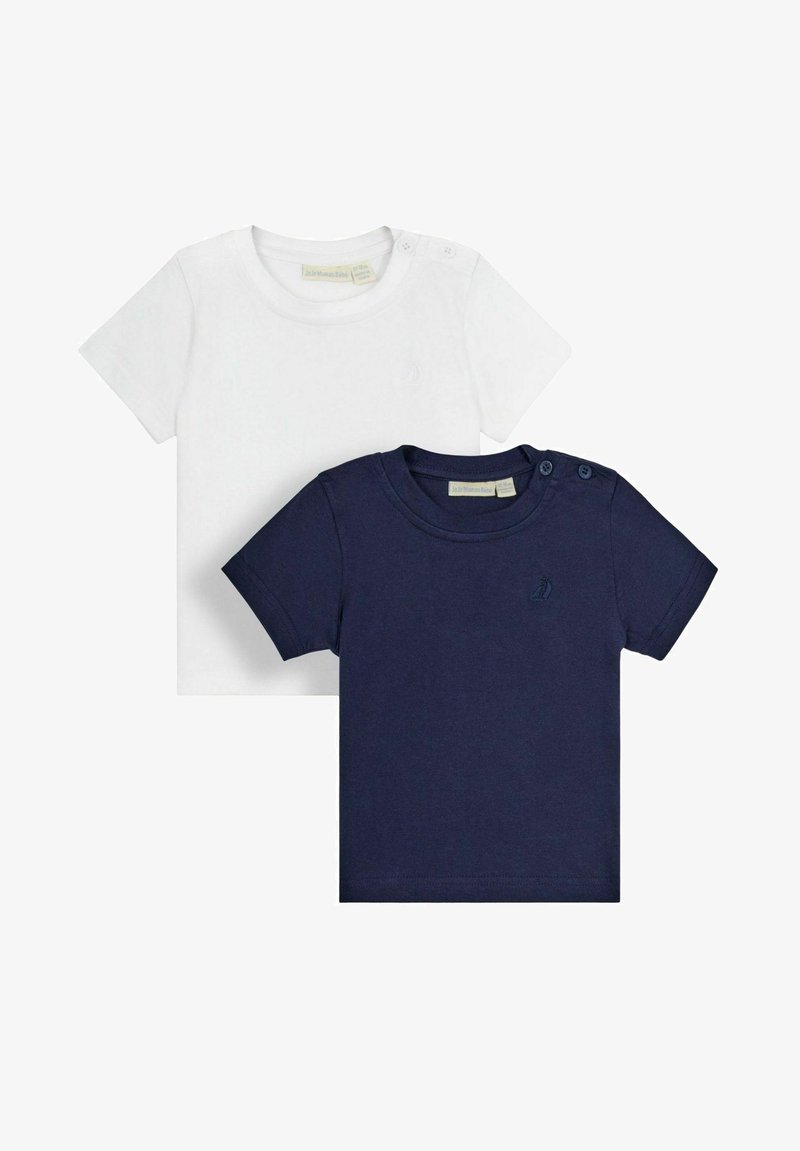 Zwei kurzärmelige T-Shirts: eines in Weiß und eines in Marineblau. Beide bestehen aus Baumwolle, haben einen runden Ausschnitt und ein kleines Logodetail.