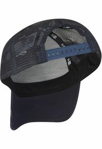 Schwarze Netz-Basecap mit solidem Vorderteil, gebogenem Schirm, verstellbarem Snap-Verschluss und sichtbaren Etiketten im Innenfutter.