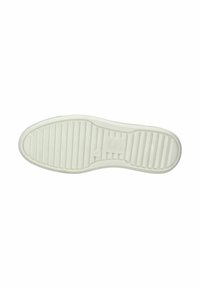 Suela de zapato de goma blanca con estrías horizontales, punta redondeada y logo de marca en relieve. Textura suave, diseñada para agarre y comodidad.
