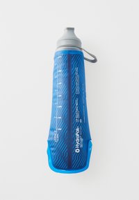 Flexibele blauwe hydratatiefles met een textuur, meetmarkeringen aan één zijde en een grijze dop. Voorzien van een handvat voor gemakkelijk dragen.