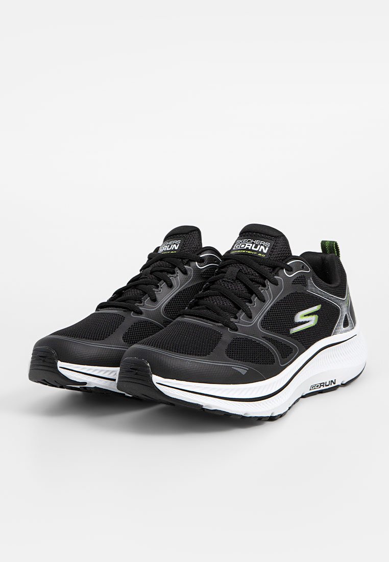 Zapatillas de running negras con parte superior de malla, suela blanca y acentos verdes. Cuenta con diseño de cordones y entresuela acolchada para mayor soporte.
