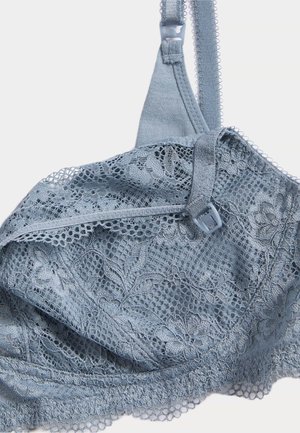Kant bralette in zachtblauw, met bloemenpatronen, verstelbare bandjes en een textuurafwerking met delicate geschulpte randen.