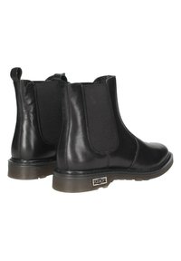 Botas de tobillo de piel negra con paneles laterales elásticos y una suela de goma texturizada. Acento de marca metálica en el lateral.