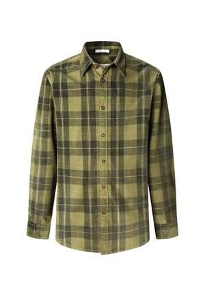 Camisa de franela a cuadros verdes con mangas largas, frente abotonado y cuello. Presenta cuadrados en tonos de verde oscuro y claro con botones marrones.