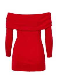 Robe pull rouge à épaules dénudées avec des manches longues, texture côtelée et silhouette ajustée, se resserrant à la taille.