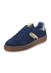 Marineblaue Wildledersneaker mit goldenen Akzenten, flachen Schnürsenkeln und einer strukturierten braunen Gummisohle. Verfügt über synthetische Einsätze und ein gepolstertes Innere.