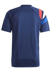 Marineblauw sporttruitje met korte mouwen, voorzien van rode, witte en blauwe accenten op de schouders. Soepele, synthetische stof.