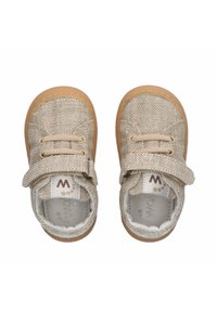 Scarpe per bambini in tela beige con una parte superiore texturizzata, lacci elastici, cinturino in Velcro e suole in gomma. Punta rotonda e dettagli cuciti.