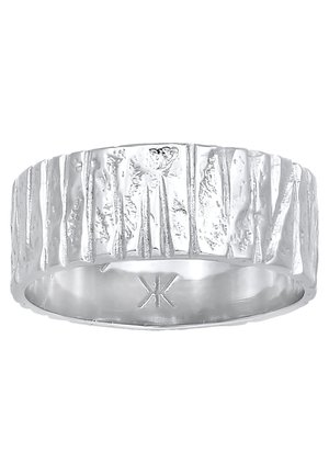 Zilveren ring met een gestructureerd oppervlak met verticale groeven. Gladde binnenband met een klein gegraveerd symbool.