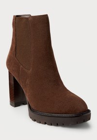 Bottines en daim marron avec un bout rond, des panneaux latéraux élastiques et un talon épais. Comprend une semelle texturée pour plus de traction.