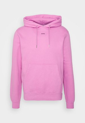 Różowa bluza z kapturem i długimi rękawami, z przednią kieszenią kangurką, regulowanym sznurkiem w kapturze oraz małym logo "SANDRO" na piersi, prezentowana na jednolitym tle.