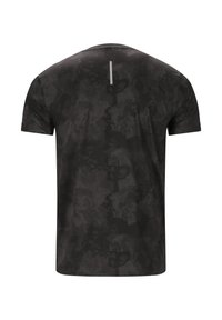 Musta lyhythihainen t-paita, jossa on hienovarainen tumma kamomalli, valmistettu sileästä kankaasta. Takana on heijastava pystysuora raita.