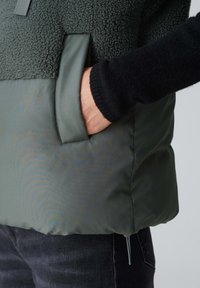 OPUS WINDUS - Bodywarmer - dark sage