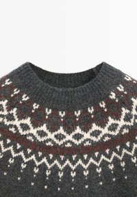Pull en maille gris foncé avec col rond côtelé et motif géométrique Fair Isle blanc et rouge foncé sur la poitrine et les épaules.
