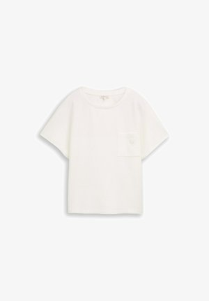 Lihtne valge lühikeste varrukatega T-särk ümara kaelusega ja väikese rinnataskuga, esitletud lamedalt valgel taustal.