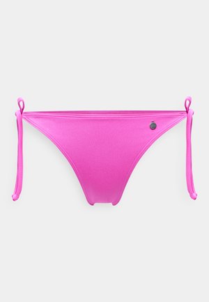 Bas de bikini rose vif avec des liens noués sur les côtés et un petit logo métallique rond sur le côté droit, sur fond blanc.