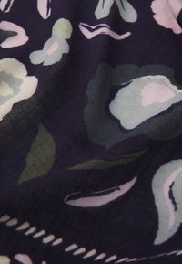 Blomstret stof med en mørk baggrund, der har dæmpede pink, grønne og grå blomster; blød tekstur med et flydende design og subtile detaljer.