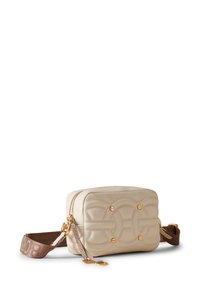 Sac à bandoulière en cuir beige avec un motif matelassé et des accessoires en or. Il dispose d'une sangle ajustable marron contrastante avec un détail du logo.