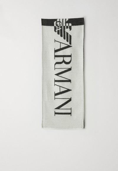 Pelēks šalle, izgatavota no mīkstas auduma, ar melnu logotipu un tekstu "ARMANI", kā arī svītrojumu augšējā daļā. Malas ir apstrādātas.