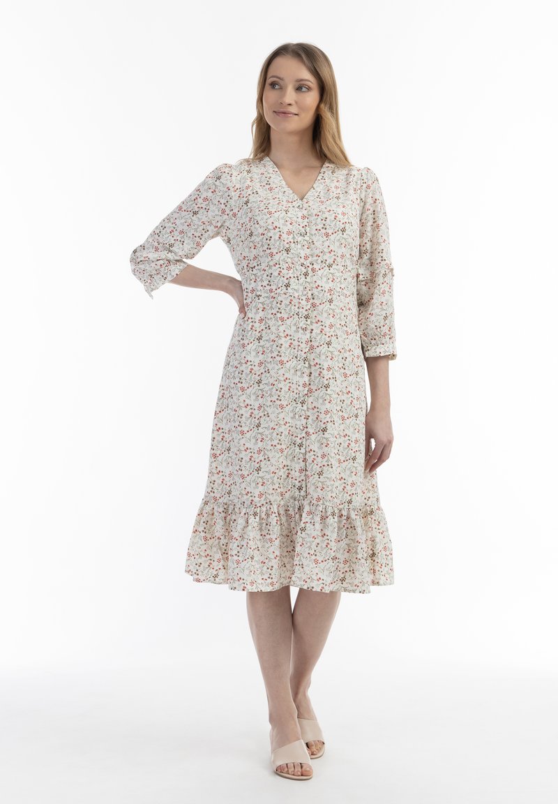 Floral Midi-Kleid aus leichtem Stoff mit V-Ausschnitt, Dreiviertelärmeln, Knopfleiste und gerafftem Saum. Farben sind Creme, Rot und Grün.