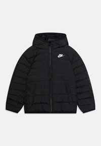 Svart puffjacka med huva, med dragkedja framtill, elastiska ärmmuddar och vit Nike-logga på vänster bröst. Horisontell kviltad textur.