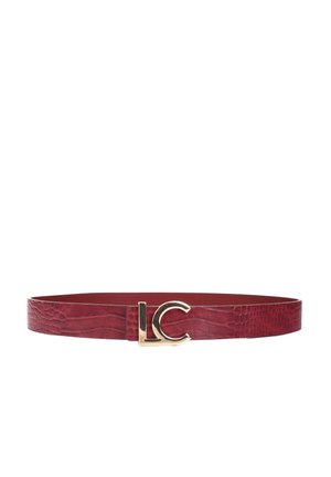 Cinturón de cuero rojo con textura y hebilla metálica dorada en forma de LC sobre un fondo blanco.