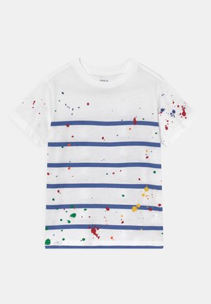 Weißes Baumwoll-T-Shirt mit horizontalen blauen Streifen, versehen mit mehrfarbigen Spritzmustern auf dem Körper und den Ärmeln. Klassisches Rundhals-Design.