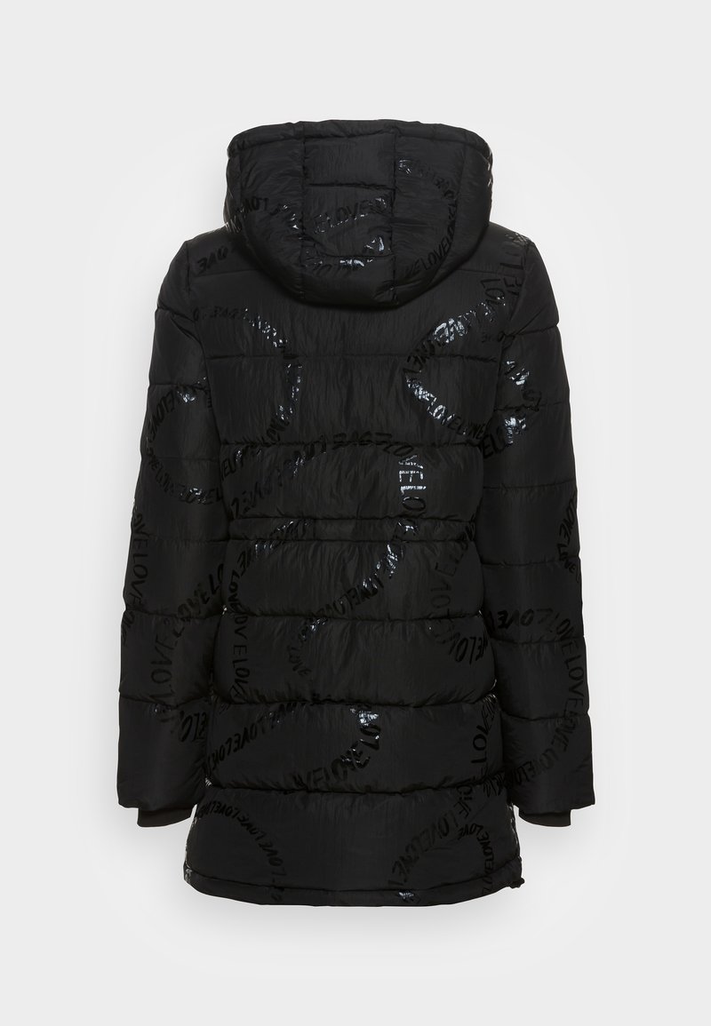 Czarna kurtka puchowa z kapturem, błyszczące czarne logo, pikowana faktura i luźny krój. Materiał wydaje się lekki i błyszczący.