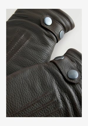 Mørkebrune læderhandsker har en struktureret overflade, knapdetaljer og syninger. Mansjetterne er rullet med trykknapslukninger.