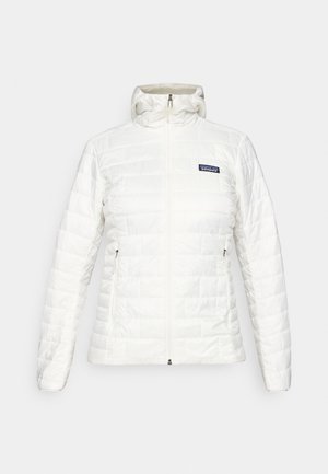 Hvit quiltet jakke med hette, frontlås, glidelås-lommer på sidene, og en liten Patagonia-logo på venstre bryst.