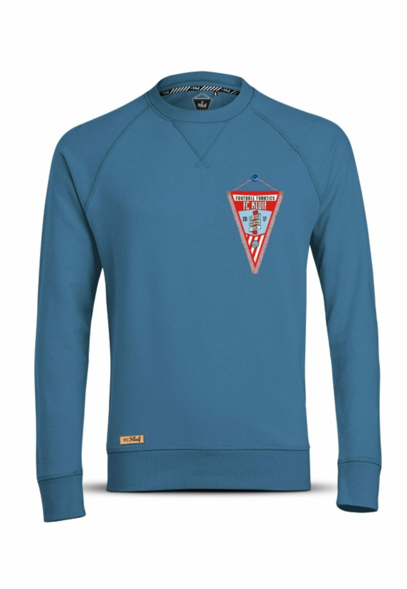 Sweat-shirt bleu à col rond en tissu doux, présentant un logo triangulaire rouge et blanc avec texte, ainsi qu'un petit patch logo à l'ourlet.
