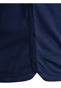 Marineblauwe sportshorts van ademend meshmateriaal, met een klein textuurpatroon en verstevigde stiksels langs de naden.