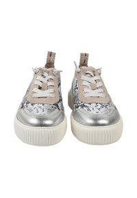 Buty sportowe z metalicznym srebrnym czubkiem, beżowymi zdobieniami z zamszu oraz wzorem wężowej skóry po bokach, białymi sznurowadłami i gumowymi podeszwami.