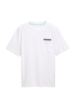 Weißes Baumwoll-T-Shirt mit kurzen Ärmeln, ausgestattet mit einer Tasche mit einem blau-weißen Etikett. Glatte Textur und lockere Passform.