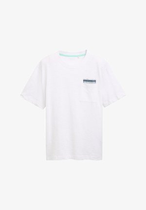 Weißes Baumwoll-T-Shirt mit kurzen Ärmeln, ausgestattet mit einer Tasche mit einem blau-weißen Etikett. Glatte Textur und lockere Passform.