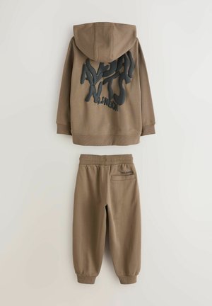 Bruine hoodie met gestructureerde zwarte grafische tekst op de achterkant, gecombineerd met bijpassende joggerbroek met een achterzak en een elastische tailleband.