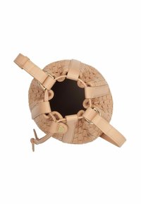 Borsa a secchiello in pelle intrecciata beige chiaro con parte superiore simile a un sacchetto, dettagli metallici e tracolla regolabile. Interno di colore scuro.