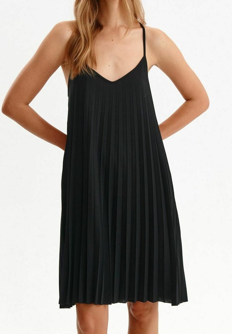 Robe noire plissée avec des bretelles fines, décolleté en V et une silhouette fluide. Fabriquée dans un tissu léger et avec une texture lisse.