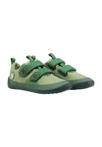 Groene sportschoenen met een bovenwerk van gestructureerde stof, voorzien van dubbele klittenbandriemen, een ronde neus en een dikke rubberen zool.