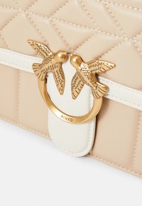 Pinko LOVE ONE CLASSIC - Taška s příčným popruhem - sabbia/bianco