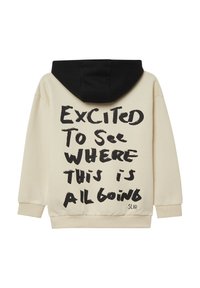 Beige Kapuzenpullover mit schwarzer Kapuze und fettem schwarzen Text auf der Rückseite, der "Ich bin gespannt, wohin das alles führt" liest, SLVR-Signatur.
