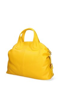 Borsa a mano gialla in pelle con doppi manici e chiusura con zip. Forma arrotondata con cuciture visibili e texture liscia.
