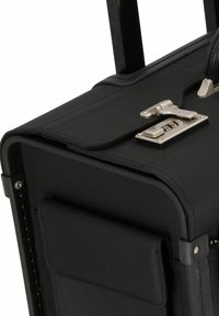Maleta de viaje negra con un exterior texturizado, que cuenta con un candado de combinación plateado, un asa resistente y esquinas reforzadas para mayor durabilidad.