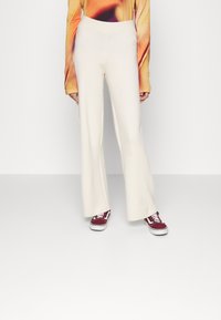 Vero Moda VMGOLD NEEDLE TROUSERS - Calças - birch