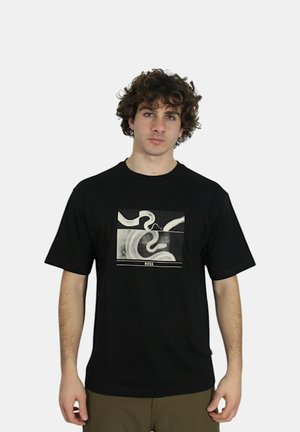 T-shirt nera in cotone con stampa grafica in bianco e grigio, caratterizzata da disegni a spirale e una barra orizzontale con la scritta "BOSS". Maniche corte e collo tondo.