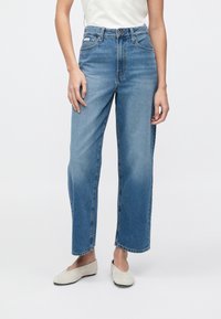 Světle modré džíny s vysokým pasem a volným střihem, s rovným střihem nohavic, pěti kapsami a jemným vyblednutím na stehnech.