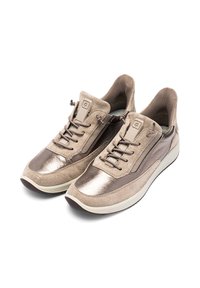Baskets de sport beige avec des accents métalliques bronze, dessus en daim et cuir lisse, fermeture à lacets et semelle rembourrée.