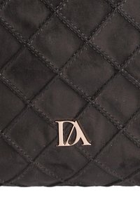 Bolso de tela negra acolchada con un patrón de diamantes, que cuenta con un logo "DA" en tono dorado en la esquina inferior derecha. Textura suave.