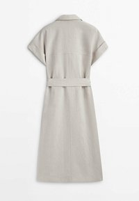 Jasnoszara sukienka lniana z krótkimi rękawami, kołnierzykiem i paskiem w talii. Posiada prosty krój i minimalistyczny design.