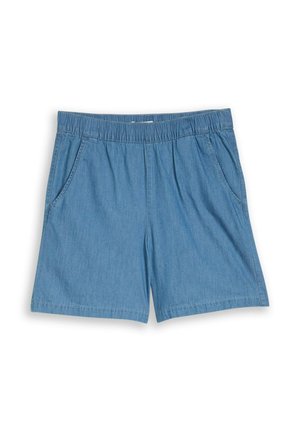 Hellblaue, kniehohe Shorts mit elastischem Bund und Seitentaschen, aus weichem Denim-Stoff, flach auf einem weißen Hintergrund liegend.